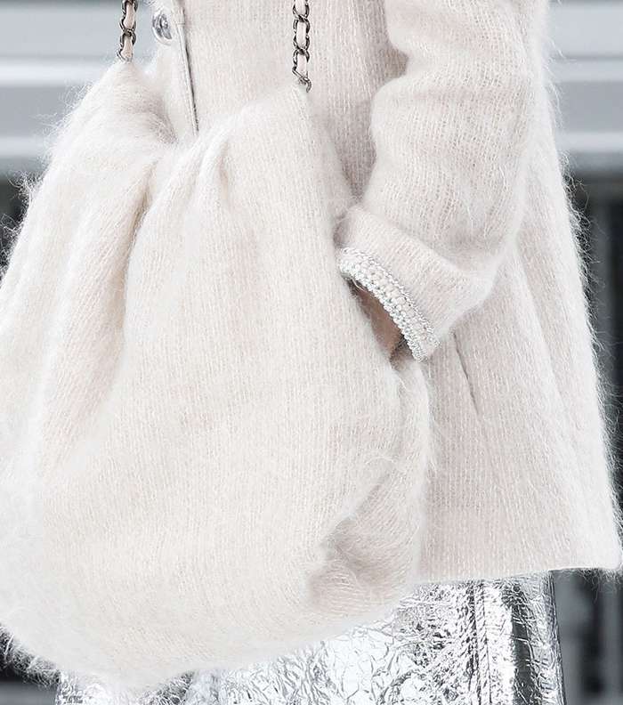 حقيبة الصوف الكبيرة من الجيوب باسلوب الاكمام من CHANEL لشتاء 2018