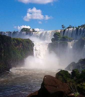 شلالات ايغوازو بين البرازيل والأرجنتين، مجموعة 275 شلال متعانقة!