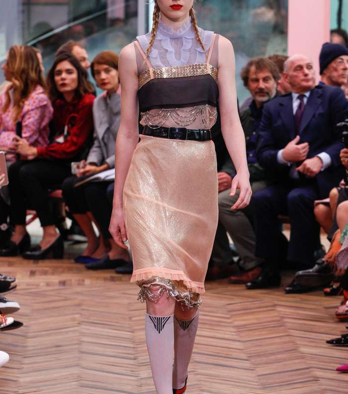 فستان التول الشفاف مع الترتر على اطرافه وفوق قميص التول من مجموعة برادا Resort 2018