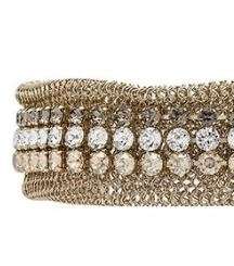 عقد التشوكر من الكريستال من ابرز اكسسوارات 2017