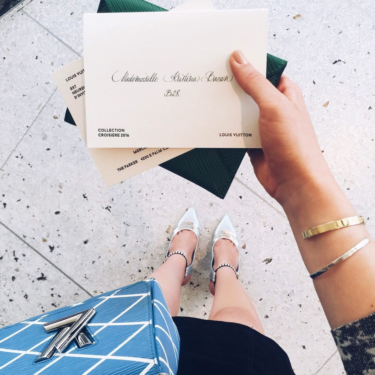 كريستينا بازان تحمل بطاقة دعوتها إلى لويس فويتون كروز 2016