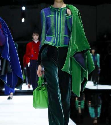 تعرفي على صيحات موضة الاقمشة لشتاء 2018 مع مجموعة علامة Giorgio Armani الجديدة