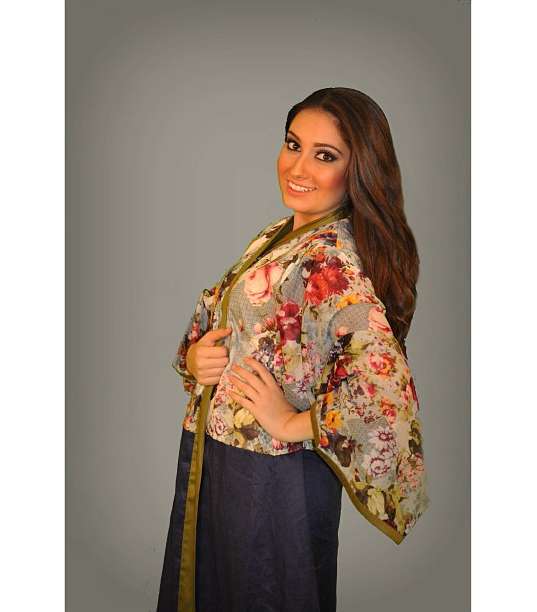 تصميم يجمع بين العباية والجلابية