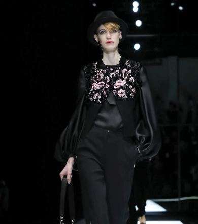 استوحي اطلالاتك الانيقة من مجموعة علامة Giorgio Armani الجديدة