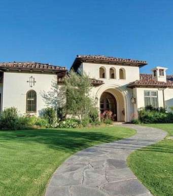 الحشيش الأخضر يزّين المدخل الخلفي للمنزل