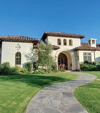 الحشيش الأخضر يزّين المدخل الخلفي للمنزل