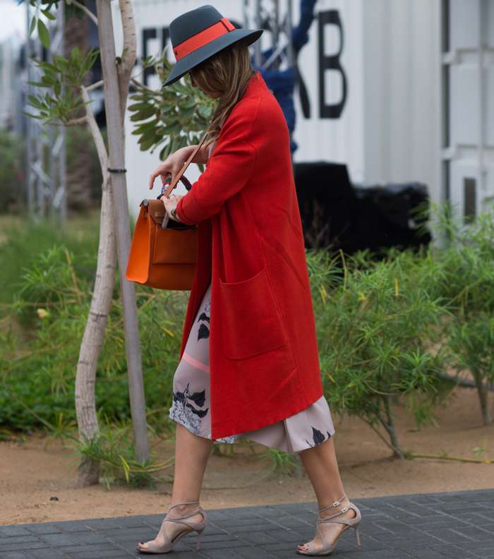 موضة الفستان المطبع والسترة الحمراء الطويلة في اليوم الأول من فاشن فوروورد دبي