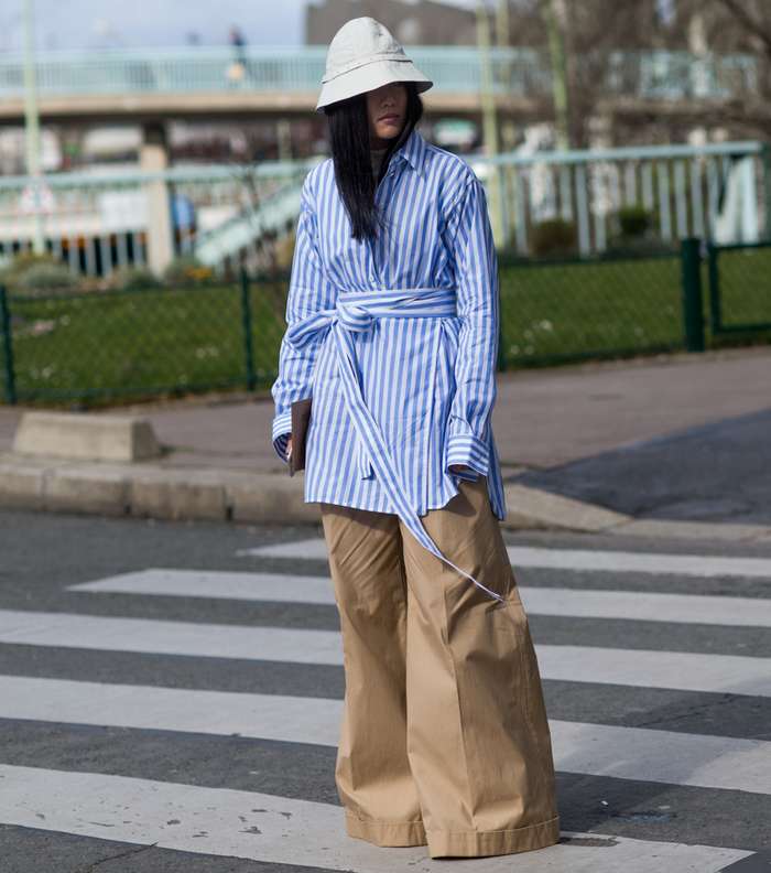 موضة السروال الواسع Flare مع القميص المقلم والمزين بحزام الكيمونو من شوارع باريس