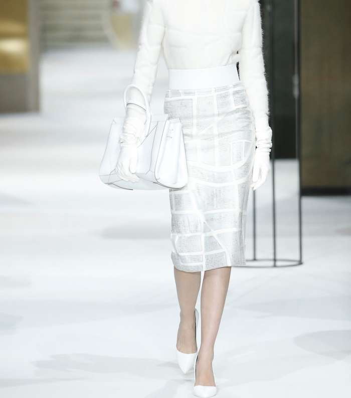 كنزة فرو الريش مع التنورة بالقصة المستقيمة من مجموعة ماكس مارا ما قبل خريف 2017