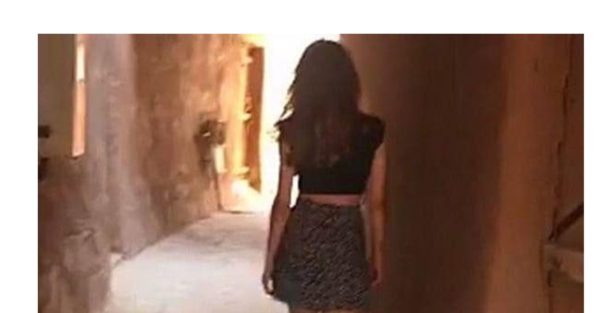 توقيف فتاة "أشيقر" خلود مودل بعد ظهورها بكروب توب في السعودية!