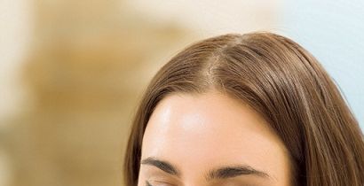 امرأة تتناول السلطة