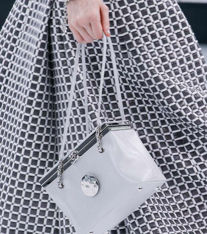حقيبة باسلوب الصندوق من CHANEL لصيف 2016