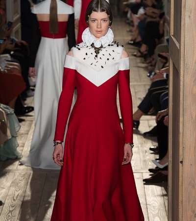 من اسبوع الهوت كوتور الباريسي، اليك ابرز تصاميم علامة Valentino الانيقة