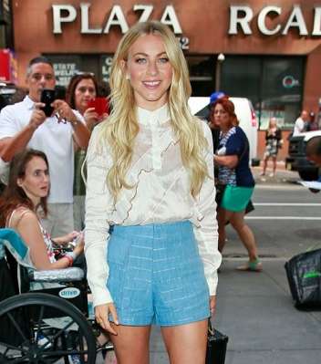 الممثلة Julianne Hough تختار حذاء من علامة Stuart Weitzman