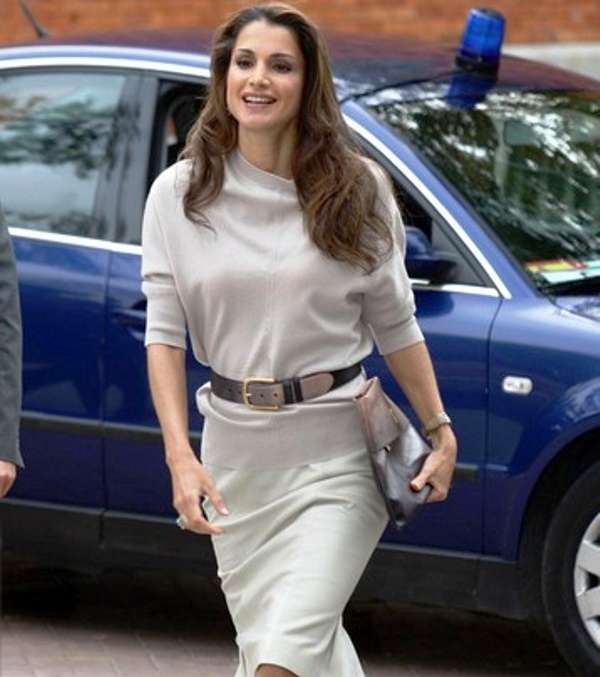 الملكة رانيا تزين فساتينها باحزمة ببكل عريضة