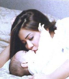 صور شيرين عبد الوهاب مع إبنتيها هنا ومريم