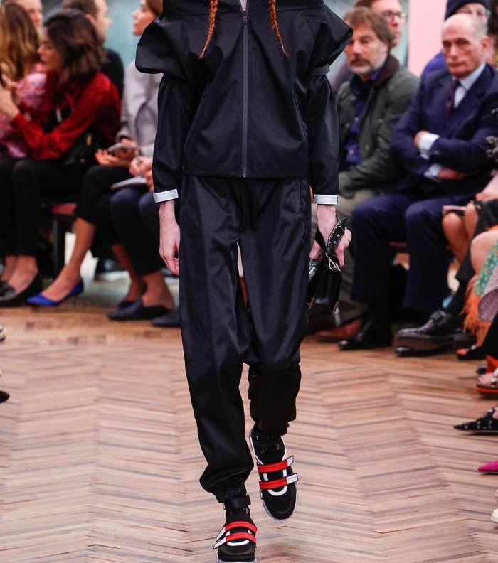 السروال الرياضي مع السترة الرياضية بالاكمام المنفوخة من مجموعة برادا Resort 2018