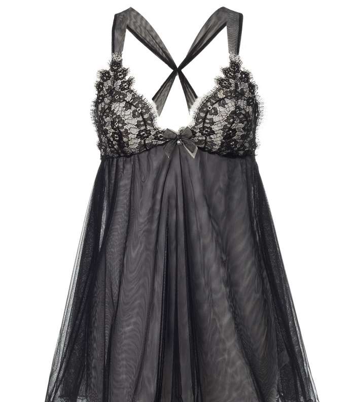 ثوب اللانجري الأسود المشّع بالجرأة والجاذبية 