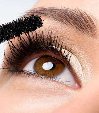 الرموش الكثيفة لنظرة يافعة