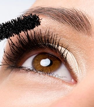 الرموش الكثيفة لنظرة يافعة