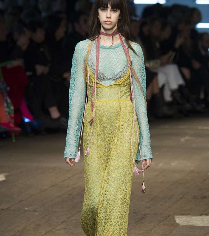 موضة الفستان بالرباط الرفيع فوق الكنزة من ميسوني Missoni لشتاء 2017