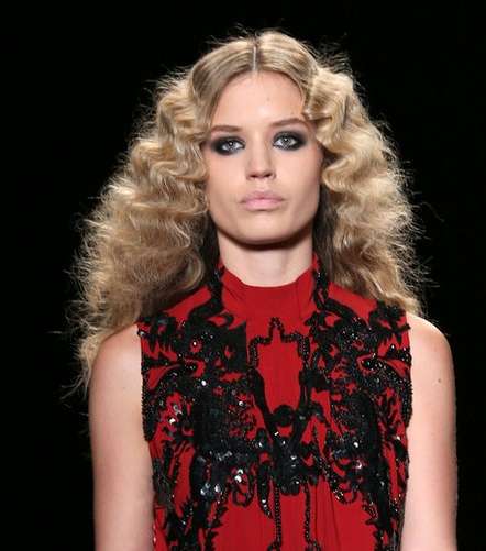 إطلالة أنيقة ودراماتيكيّة لعارضات Roberto Cavalli
