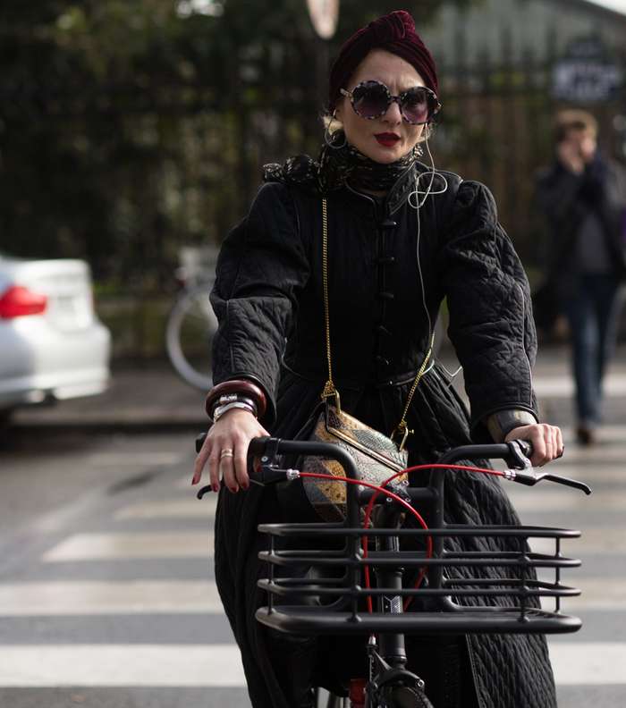 موضة المعطف المبطن أي ال Quilted Coat في شوارع اليوم الأول من أسبوع الموضة في باريس