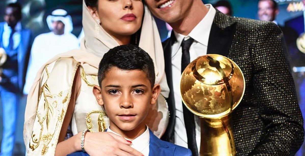 كيف بررت صديقة رونالدو عدم رغبته بالزواج بها؟