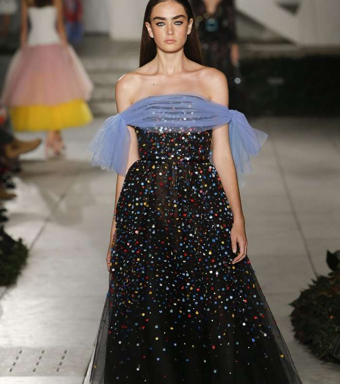 فستان التول المنفوخ المزين بالترتر الملون من كارولينا هيريرا لصيف 2018