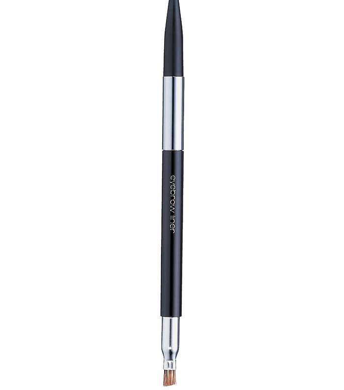 قلم تحديد الحاجبين أساسي في هذا النوع من الماكياج 