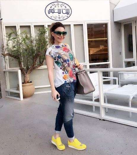 الالوان القوية تسيطر على احذية يارا الرياضية