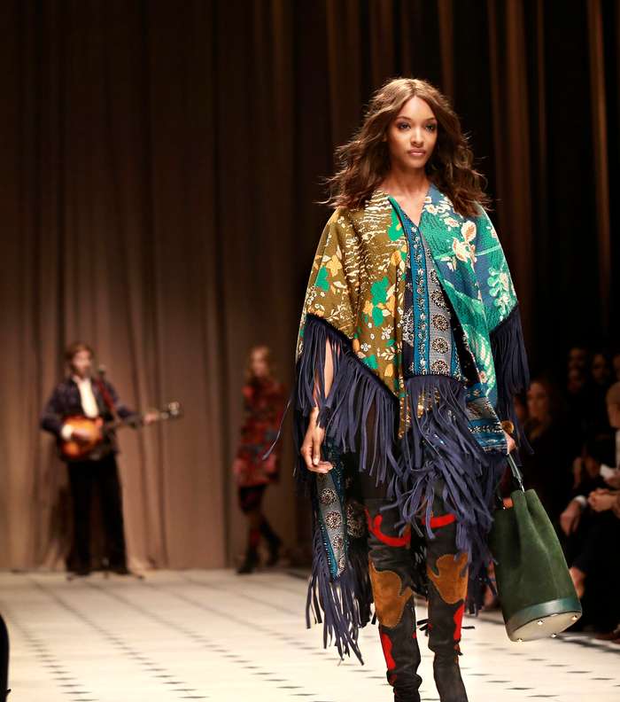 من عرض ازياء بربري في لوس أنجلوس