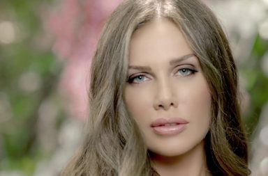 نيكول سابا تنشر صورة لها ولتيم حسن من كواليس تصوير مسلسل الهيبة