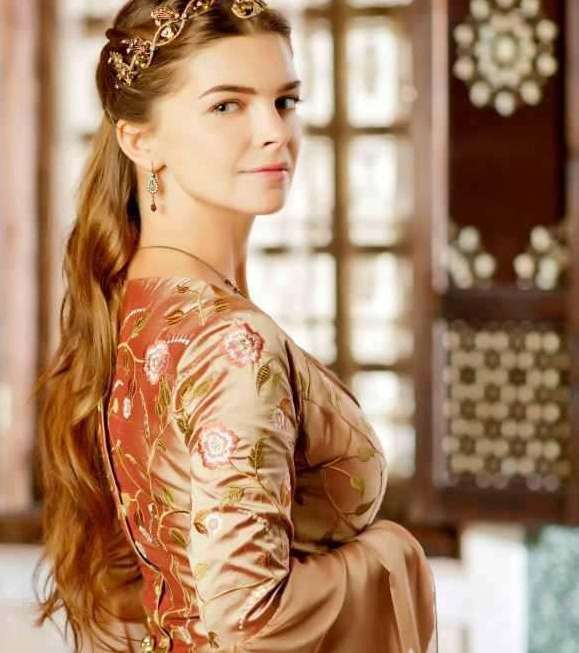 النصف رفعة للشعر العسلي مع الماكياج النيود المشرق