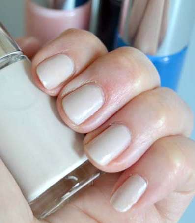 صور اسهل طريقة لتجميل اليدين بطلاء الاظافر