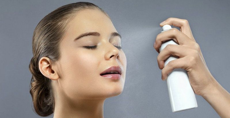 طريقة عمل رذاذ مثبت للمكياج طبيعياً في المنزل