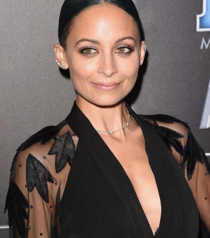 نيكول ريتشي نجمة الشعر الأسود الحالك 