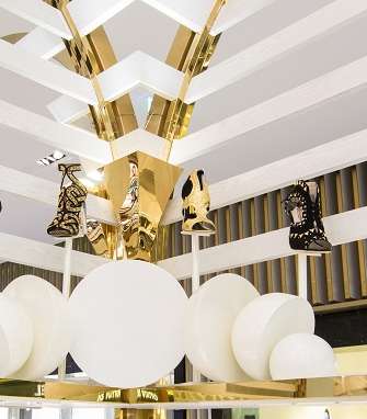 اللؤلؤ يرافق عرض الأحذية في Level Shoe District