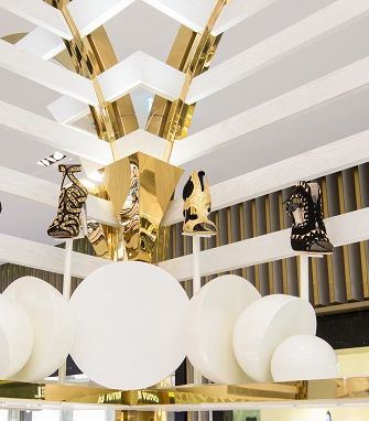 اللؤلؤ يرافق عرض الأحذية في Level Shoe District