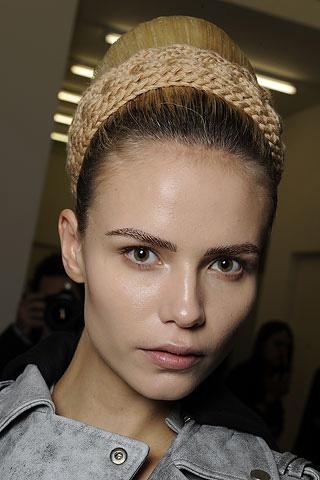 hair-bun-prada-strong-makeup-26-11-2010