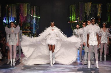 من عرض Michael Cinco في مهرجان فاشن فورورد 