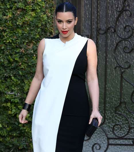 كيم كارداشيان تخطئ في اختيار الفساتين المناسبة لجسمها خلال فترة حملها