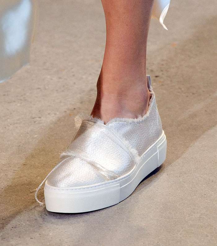 اختاري لصيف 2016 حذاء الـ Slip on باللون الفضي