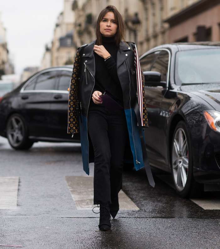 إطلالة مع معطف جلدي من علامة Louis Vuitton في شوارع باريس في اليوم الثامن من أسبوع الموضة
