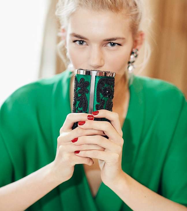 كلاتش كارولينا هيريرا الجديد باسم METROPOLITAN INSIGNIA CLUTCH