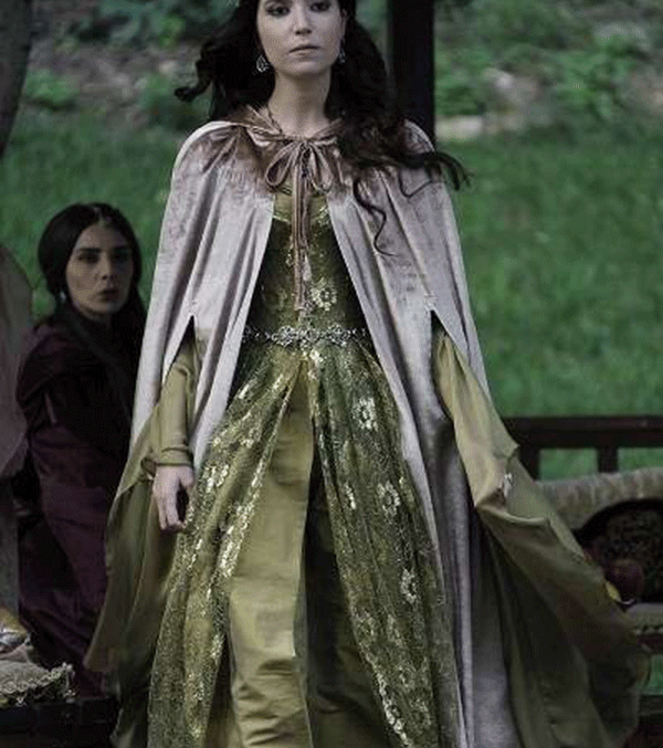 السلطانة خديجة بفستان زيتي