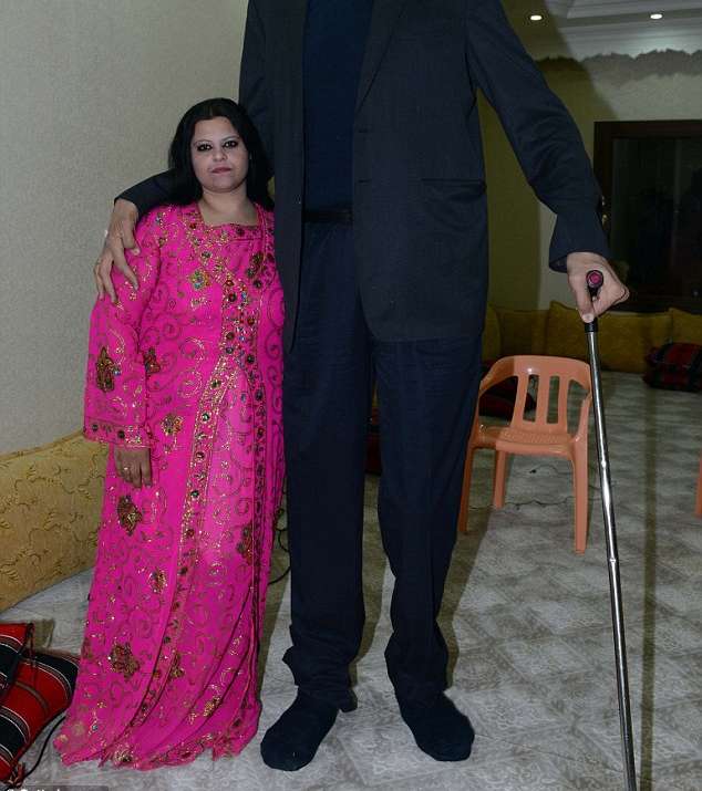أطول رجل في العالم مع زوجته السورية مروة ديبو