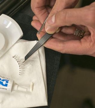 إستخدام ملقط الحواجب