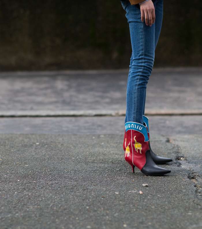 حذاء الكاحل من Miu Miu باسلوب رعاة البقر من شوارع باريس