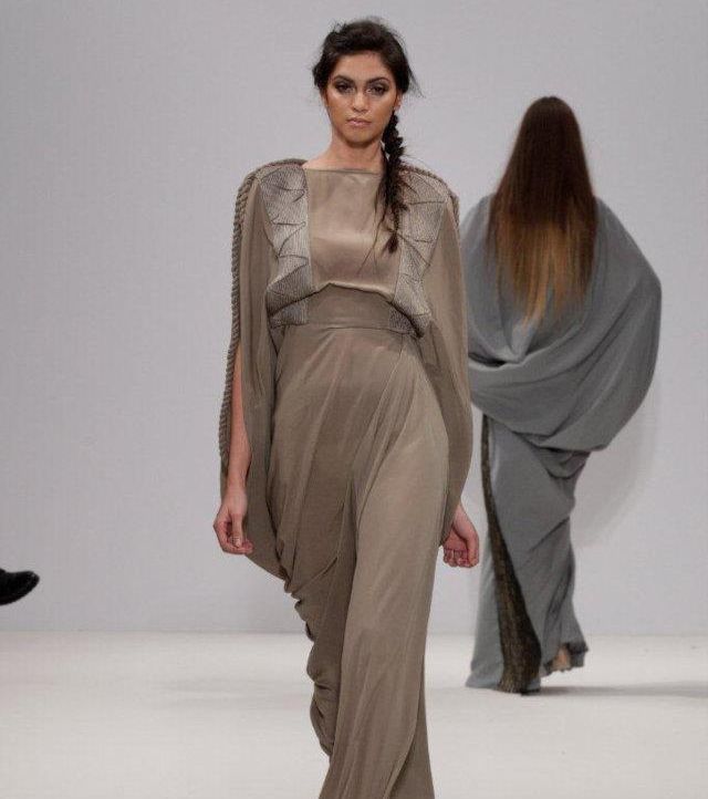 عباءة راقية اللون محددة الخصر